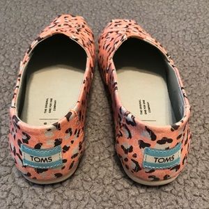 ❌SOLD. Salmon colored, Leopard print Toms